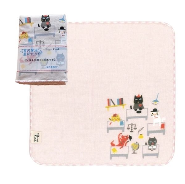 包含貓咪辦公室主題圖案的毛巾正面視角，左上角有小圖展示其包裝. A front view of the towel featuring a cat's office theme, with a small picture in the upper left corner showing its packaging.