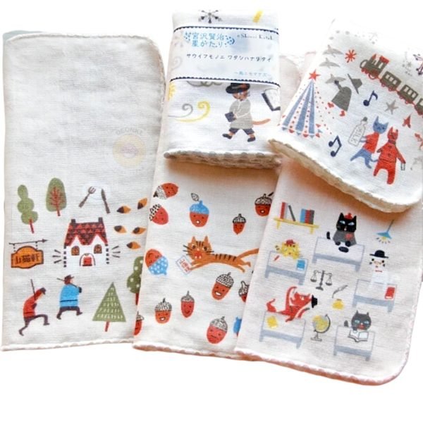 五條不同設計的毛巾整齊排列在一起，展示各種顏色和圖案，背景為白色，無任何標誌或文字. Five different towels with various designs arranged together against a white background, showcasing a range of colors and patterns, without any logos or text.