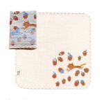 包含橡果和野貓圖案的毛巾正面視角，左上角有小圖展示其包裝. A front view of the towel featuring acorn and wildcat patterns, with a small picture in the upper left corner showing its packaging.