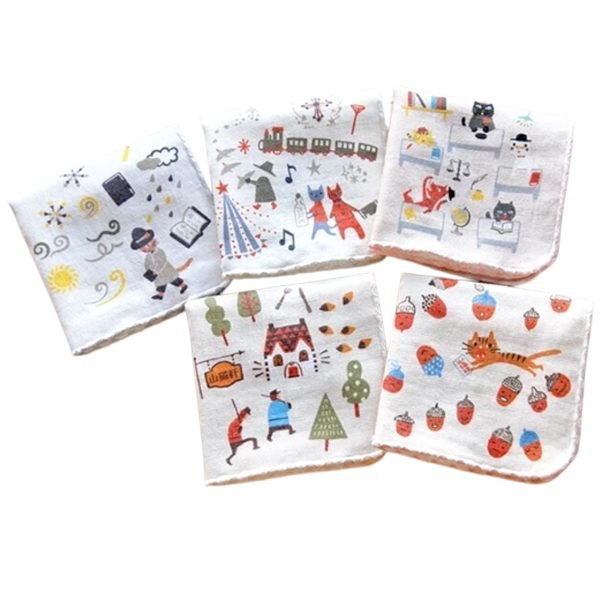 展示五條Shinzi Katoh加藤真治童話系列紗布小方巾整齊折疊放置在白色背景上，包含各種顏色和圖案. Display of five neatly folded Shinzi Katoh Fairy Tale Series gauze handkerchiefs arranged on a white background, featuring various colors and designs.