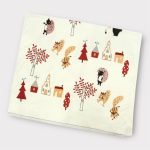 摺疊的 "Shinzi Katoh 加藤真治浴巾 森林動物 - 紅色毛巾" 照片，背景乾淨，展示可愛的動物圖案。 Photo of a folded "Shinzi Katoh 加藤真治浴巾 森林動物 - 紅色毛巾" with a clean background, showcasing the cute animal patterns.