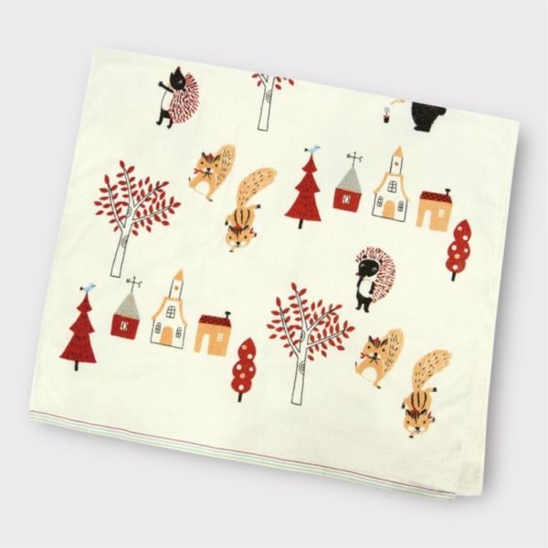 摺疊的 "Shinzi Katoh 加藤真治浴巾 森林動物 - 紅色毛巾" 照片，背景乾淨，展示可愛的動物圖案。 Photo of a folded "Shinzi Katoh 加藤真治浴巾 森林動物 - 紅色毛巾" with a clean background, showcasing the cute animal patterns.