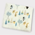 摺疊的 "Shinzi Katoh 加藤真治浴巾 森林動物 - 藍色毛巾" 照片，背景乾淨，展示可愛的動物圖案。 Picture of a folded "Shinzi Katoh Katoh Towel - Blue Towel" with a clean background, showcasing the cute animal patterns.