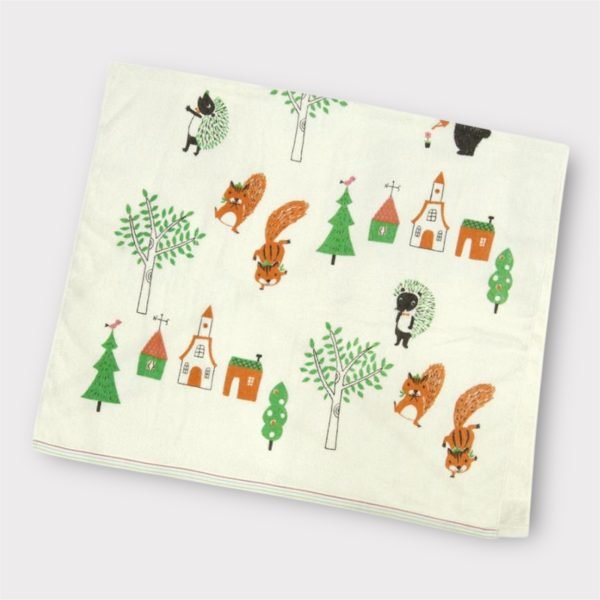 摺疊的 "Shinzi Katoh 加藤真治浴巾 森林動物 - 綠色毛巾" 照片，背景乾淨，展示可愛的動物圖案。 Picture of a folded "Shinzi Katoh Katoh Towel - Green Towel" with a clean background, showcasing the cute animal patterns.