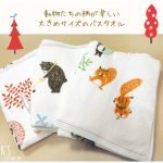三種不同顏色的摺疊毛巾照片，帶有 K'S COTTON HOUSE 標誌，並包含日文說明「有趣的動物圖案大浴巾」（Fun Animal Pattern Bath Towel）。 Photo of three different colors of folded towels featuring the K'S COTTON HOUSE logo and Japanese text stating "有趣的動物圖案大浴巾" (Fun Animal Pattern Bath Towel).