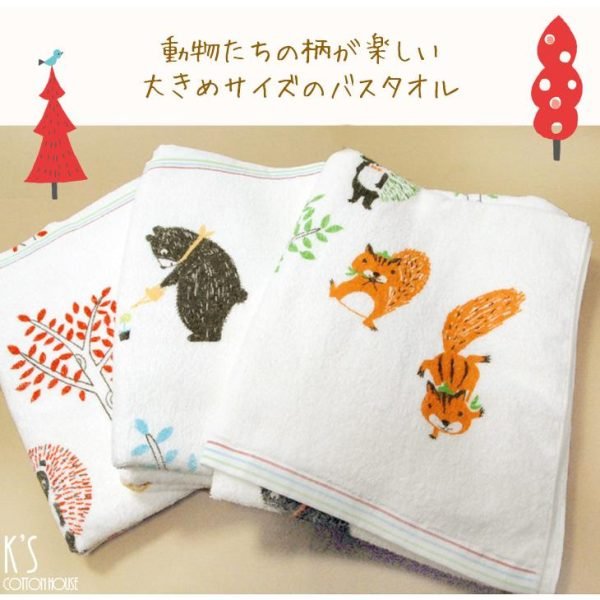 三種不同顏色的摺疊毛巾照片，帶有 K'S COTTON HOUSE 標誌，並包含日文說明「有趣的動物圖案大浴巾」（Fun Animal Pattern Bath Towel）。 Photo of three different colors of folded towels featuring the K'S COTTON HOUSE logo and Japanese text stating "有趣的動物圖案大浴巾" (Fun Animal Pattern Bath Towel).