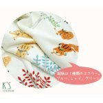 Shinzi Katoh 加藤真治浴巾 森林動物紅色、綠色和藍色摺疊毛巾的照片