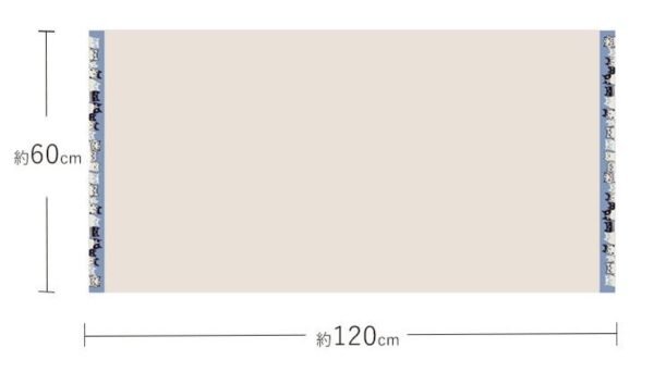 一條貓咪圖案毛巾平放,顯示其長度和寬度. A cat pattern towel laid flat horizontally, showcasing its length and width.