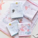 不同尺寸的藍色和粉紅色芭蕾舞者毛巾照片,由加藤真治設計,顯示泉州毛巾的標誌。 Photo of different sizes of blue and pink ballet dancer towels designed by Shinzi Katoh, featuring the logo of Senshu towels.