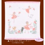 《睡美人》毛巾照片,包含日文說明,提到顏色為暗粉紅色,並看起來有些紫色。 Photo of the Sleeping Beauty towel with Japanese description stating it is dark pink and may appear slightly purple.