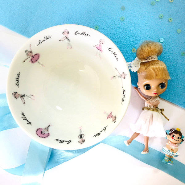 加藤真治芭蕾舞飯碗的頂部視圖，清楚顯示碗內邊緣周圍的圖案設計。 Top view of the Kato Shinji ballet ri