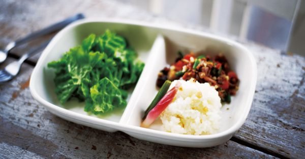 Studio M’ Aeroport 雙格餐放在木枱上 盤裡面裝着飯和蔬菜放在木枱上