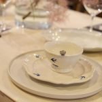 Studio M' Early Bird 燕子系列餐碟與茶杯一起放在枱。