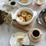 Studio M' Early Bird 燕子系列餐碟 L 款裝着甜品放在抬上，旁邊還放着不同的菜餚。