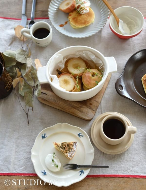 Studio M' Early Bird 燕子系列餐碟 L 款裝着甜品放在抬上，旁邊還放着不同的菜餚。