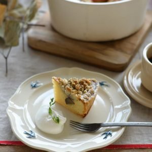 Studio M' Early Bird 燕子系列餐碟 L 款裝着甜品放在枱上