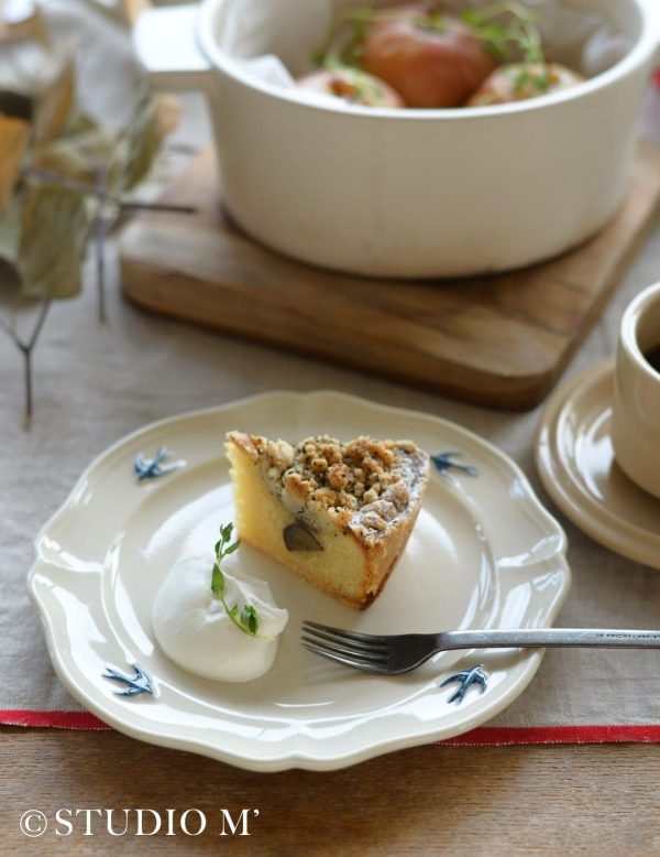 Studio M' Early Bird 燕子系列餐碟 L 款裝着甜品放在枱上