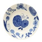 MYSA 藍色虎紋貓花朵碟子的正面視圖，展示其獨特的設計和色彩。 Front view of the MYSA blue tiger-striped cat flower plate, showcasing its unique design and colors.