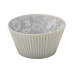 白色背景上的灰色 KAAMOS 美濃燒輕量 L 型碗（13cm），內部有森林動物和植物圖案，外部為凹凸面設計。 Grey KAAMOS Mino ware lightweight L-shaped bowl (13cm) on a white background, featuring forest animal and plant patterns inside and a textured exterior.