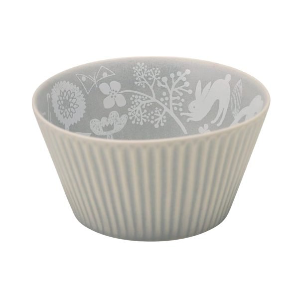 白色背景上的灰色 KAAMOS 美濃燒輕量 L 型碗（13cm），內部有森林動物和植物圖案，外部為凹凸面設計。 Grey KAAMOS Mino ware lightweight L-shaped bowl (13cm) on a white background, featuring forest animal and plant patterns inside and a textured exterior.