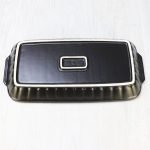 日本製造陶瓷烤盤的底部視圖，展示其製造細節. Bottom view of a Japanese ceramic baking tray, showcasing its manufacturing details.