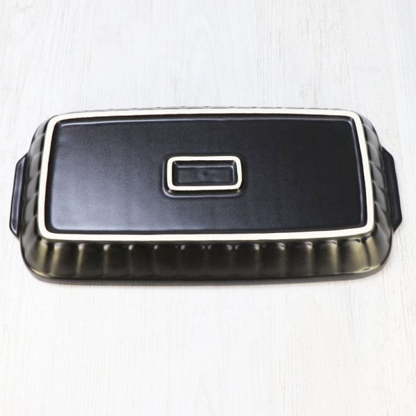 日本製造陶瓷烤盤的底部視圖，展示其製造細節. Bottom view of a Japanese ceramic baking tray, showcasing its manufacturing details.