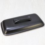 日本製造陶瓷烤盤的耐熱蓋特寫，展示其設計和質感. Close-up of the heat-resistant lid of a Japanese ceramic baking tray, showcasing its design and texture.