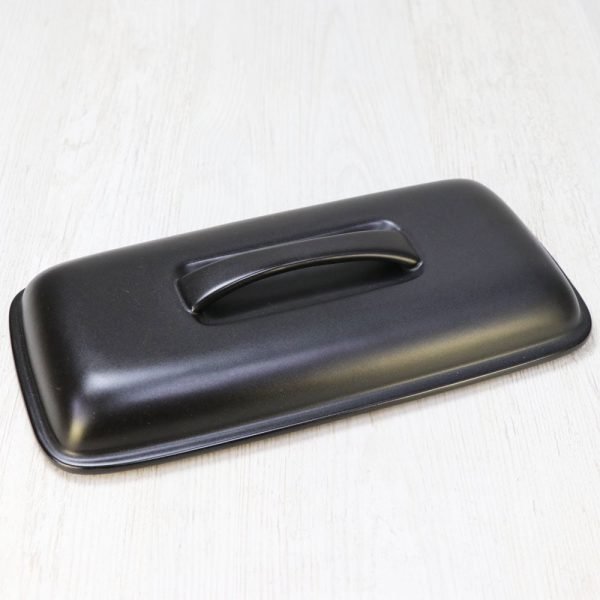 日本製造陶瓷烤盤的耐熱蓋特寫，展示其設計和質感. Close-up of the heat-resistant lid of a Japanese ceramic baking tray, showcasing its design and texture.