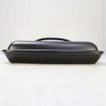 側面視圖展示日本製造陶瓷烤盤，耐熱蓋蓋在頂部. Side view of a Japanese ceramic baking tray with the heat-resistant lid covering the top.