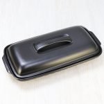 從上方看，日本製造陶瓷烤盤被耐熱蓋覆蓋，顯示整體設計。 Top view of the Japanese-made ceramic baking tray covered by the heat-resistant lid, highlighting the overall design.