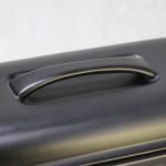 日本製造陶瓷烤盤耐熱蓋的把手特寫，顯示其設計與質感。 Close-up of the handle of the heat-resistant lid of the Japanese-made ceramic baking tray, showcasing its design and texture.