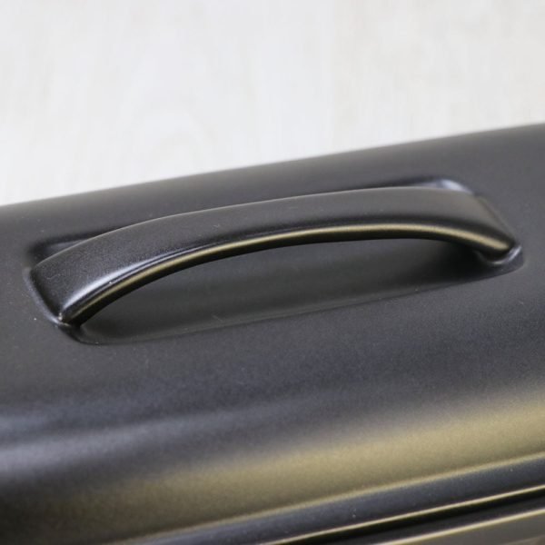 日本製造陶瓷烤盤耐熱蓋的把手特寫，顯示其設計與質感。 Close-up of the handle of the heat-resistant lid of the Japanese-made ceramic baking tray, showcasing its design and texture.