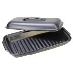 日本製造的陶瓷烤盤（S號），配有耐熱蓋，擱置於盤邊，清晰可見底部的凹凸設計。 Japanese-made ceramic baking tray (size S) with a heat-resistant lid, resting at the edge, revealing its textured bottom design.