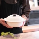 白色野田琺瑯有蓋鍋雙手捧在手中的樣子