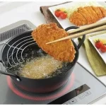 用寬口深型炸鍋炸豬扒