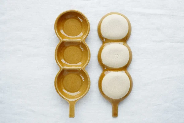 兩個Yoshizawa 益子燒糰子長盤垂直展示，左側為正面，右側為底部 - Two Yoshizawa Mashiko-style dango long plates shown vertically, front on the left and bottom on the right.