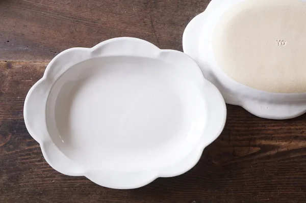 兩個Yoshizawa 益子燒雲邊深盤，前面的碗顯示正面，後面的碗顯示底部和品牌標誌 - Two Yoshizawa Mashiko-style cloud-edged deep plates, with the front plate showing the front view and the back plate showing the bottom along with the brand logo.