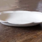 Yoshizawa 益子燒雲邊深盤的側面視圖 - Side view of a Yoshizawa Mashiko-style cloud-edged deep plate