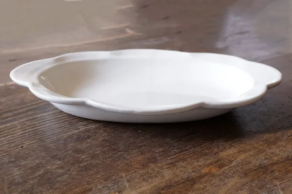 Yoshizawa 益子燒雲邊深盤的側面視圖 - Side view of a Yoshizawa Mashiko-style cloud-edged deep plate