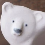 Yoshizawa 益子燒北極熊造型小碗的頭部特寫。 / Close-up of the head of the Yoshizawa Mashiko-style polar bear bowl