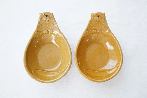 Yoshizawa 益子燒海狸造型碗焦糖色的正面視圖，垂直展示，左側顏色較深，右側顏色較淺 - Front view of Yoshizawa Mashiko-style caramel-colored beaver-shaped bowls, displayed vertically, with one darker and one lighter in color.