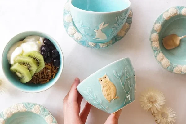 浮雕杯子上貓頭鷹和兔子等動物的圖案非常可愛