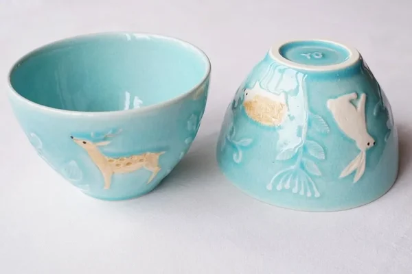 浮雕杯子直立與倒立平排的圖片