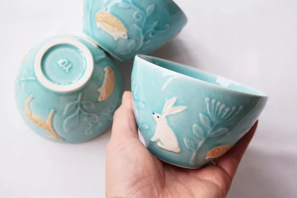 浮雕杯子拿在手裏的樣子