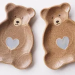 兩個Yoshizawa 益子燒泰迪熊小盤放在一起的正面圖