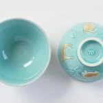俯視圖，兩個碗，一個面朝上，可見碗內部；另一個底朝上，可見底部和標誌。 / Top view of two bowls, one facing up to show the inside, and the other bottom up to reveal the bottom and logo.