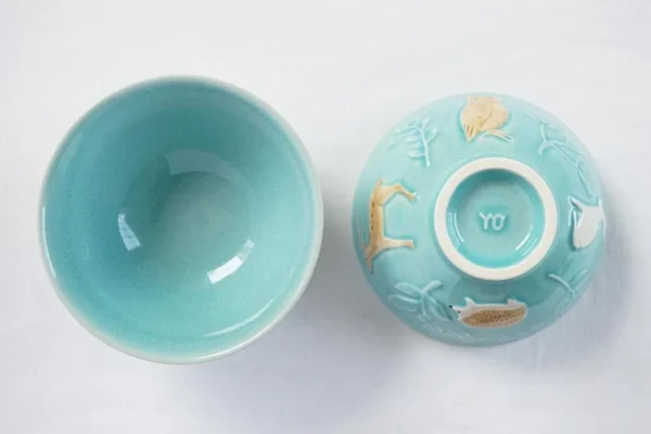 俯視圖，兩個碗，一個面朝上，可見碗內部；另一個底朝上，可見底部和標誌。 / Top view of two bowls, one facing up to show the inside, and the other bottom up to reveal the bottom and logo.