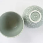 淡綠色杯子碗內與碗底的俯視圖