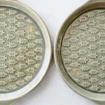 兩隻餐盤正面圖明顯看到顏色有所分別