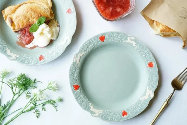 兔子與草莓餐盤放在枱上非常漂亮